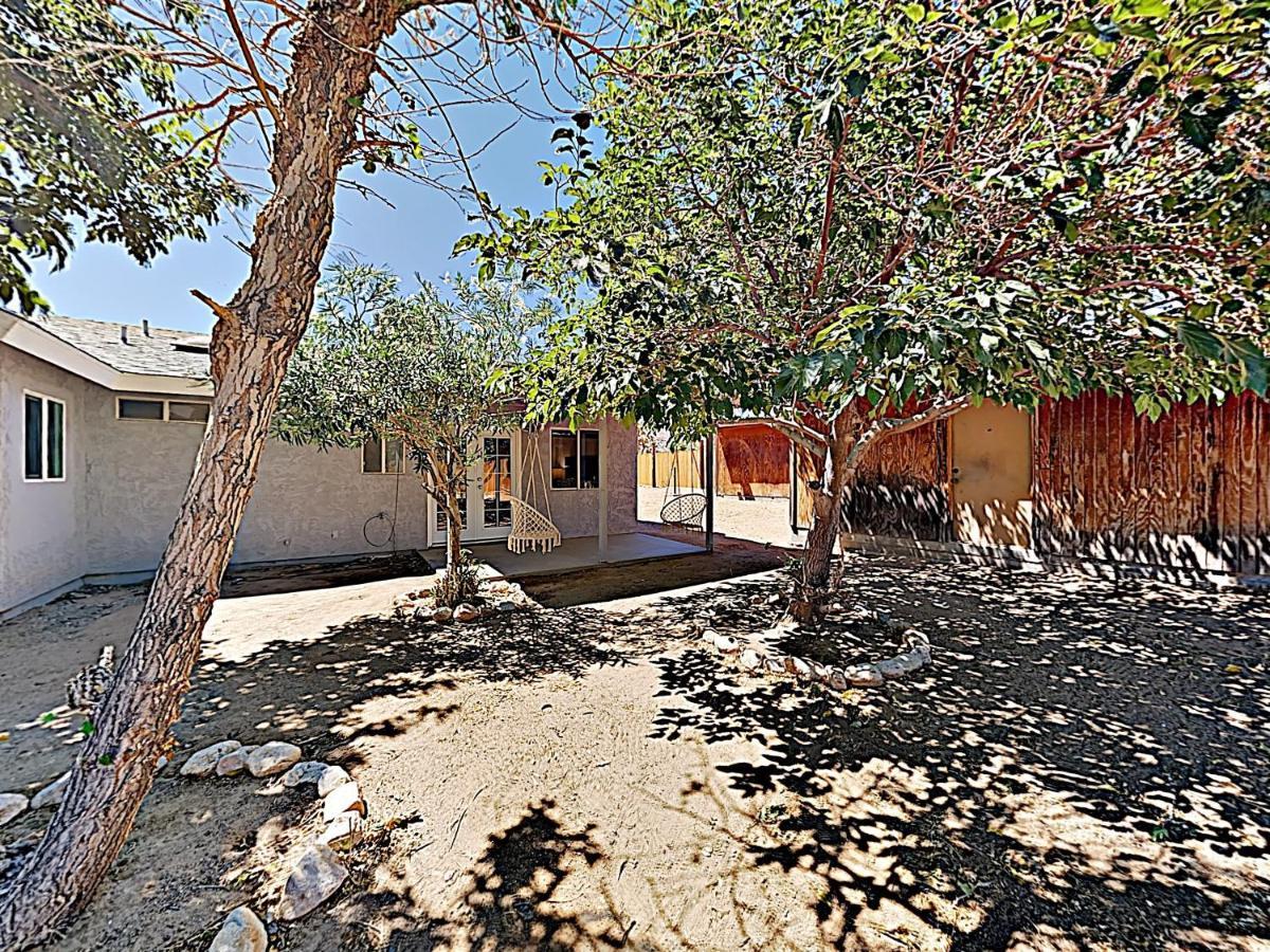 Rawhide Ranch - Walk To Pappy And Harriet'S With Hot Tub! Home Yucca Valley Exterior foto
