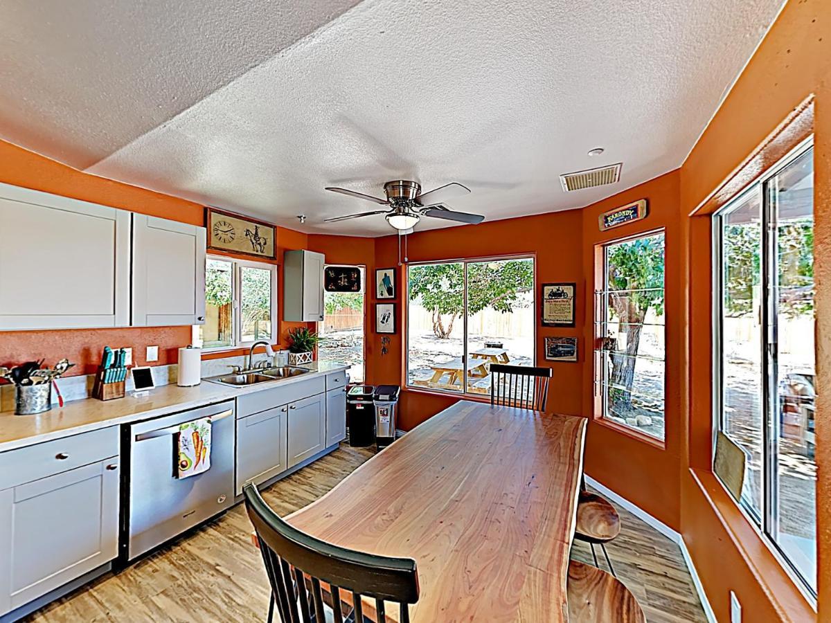 Rawhide Ranch - Walk To Pappy And Harriet'S With Hot Tub! Home Yucca Valley Exterior foto