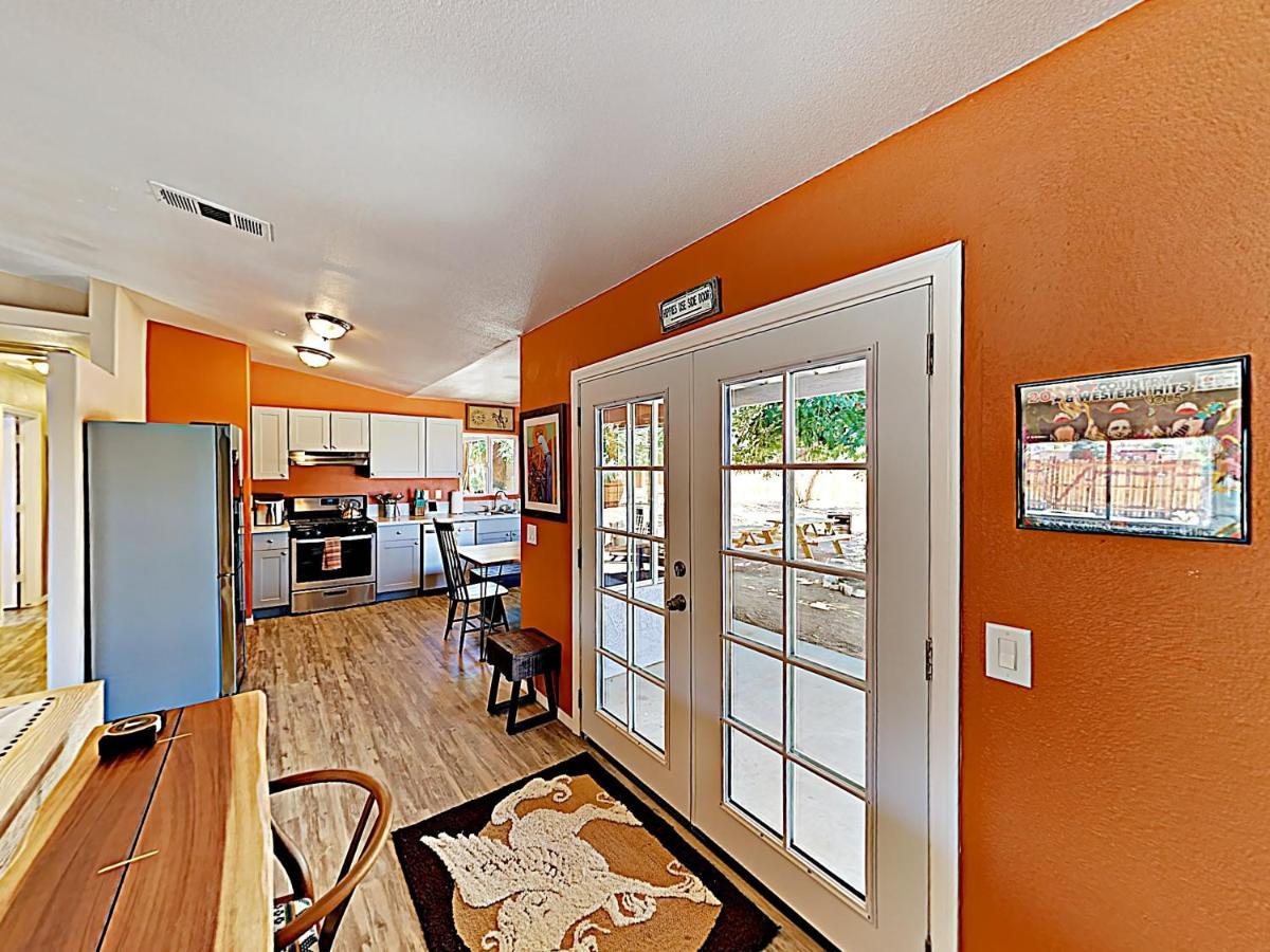 Rawhide Ranch - Walk To Pappy And Harriet'S With Hot Tub! Home Yucca Valley Exterior foto
